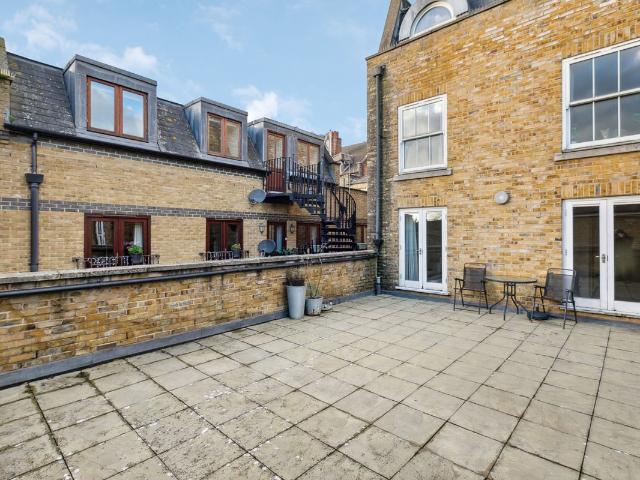 Chiswick High Road, Chiswick W4, 2 bed flat to rent, £2,500 pcm | PrimeLocation