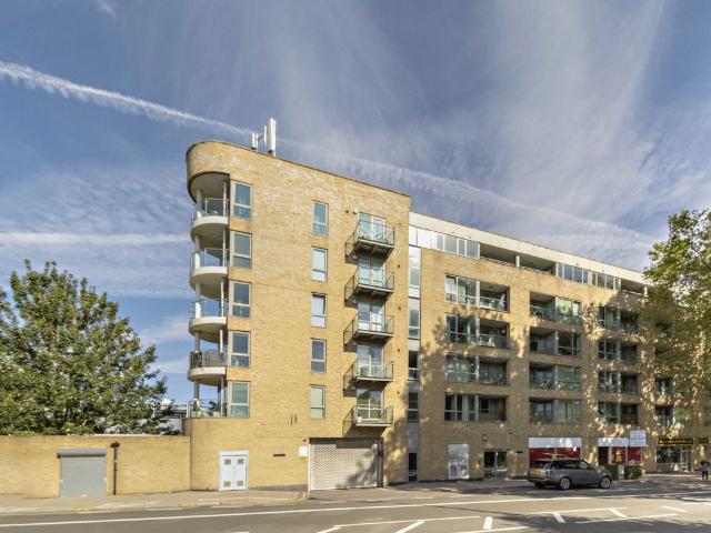 Chiswick High Road, Chiswick W4, 2 bed flat to rent, £2,595 pcm | PrimeLocation