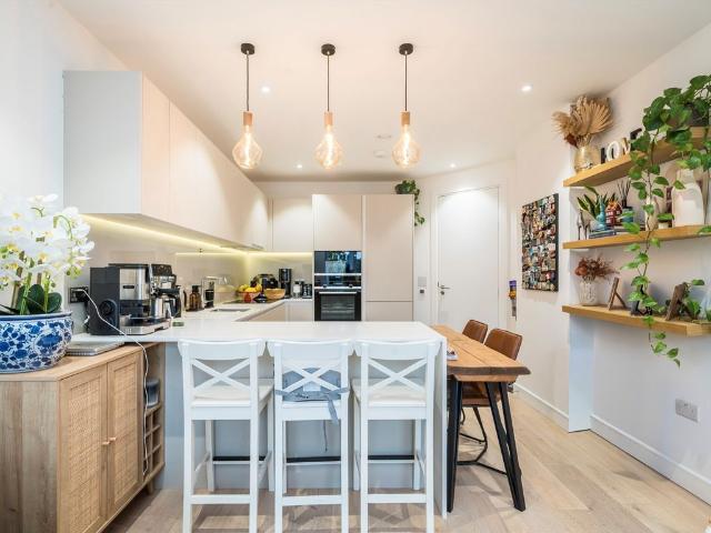Chiswick High Road, Chiswick W4, 2 bed flat to rent, £3,300 pcm | PrimeLocation