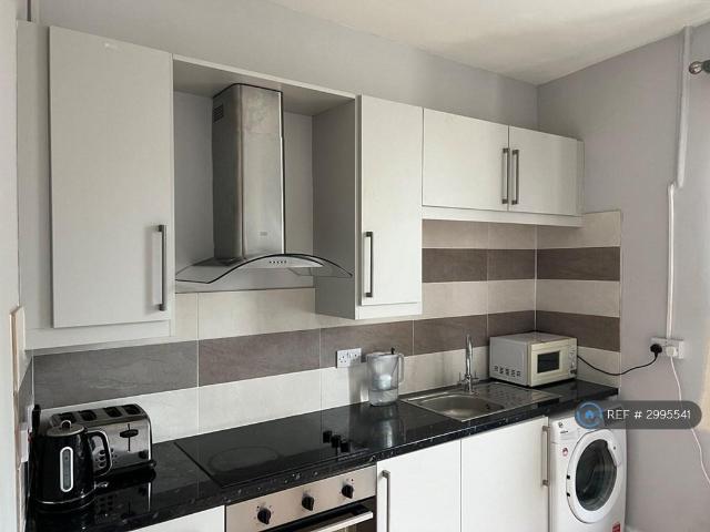 Chiswick High Road, London, W4 1 bed in a flat share to rent £900 pcm £208 pw