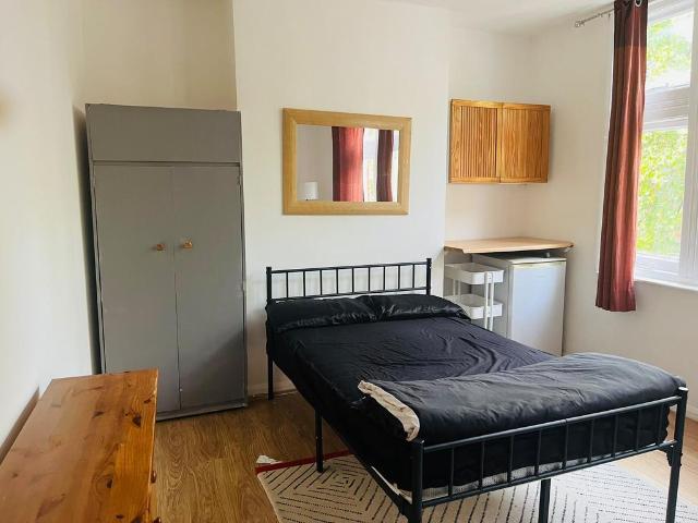 Chiswick High Road, London, W4 1 bed in a house share to rent £1,100 pcm £254 pw