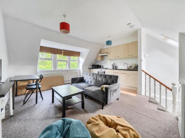 Chiswick High Road, London, W4 2 bed apartment to rent £2,000 pcm £462 pw