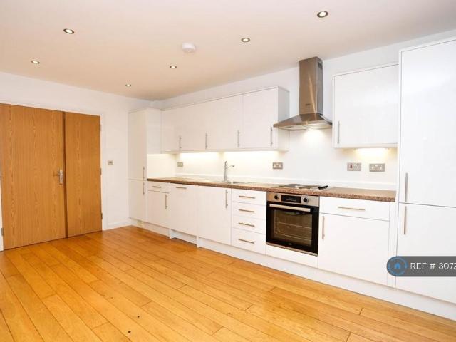 Chiswick High Road, London, W4 2 bed end of terrace house to rent £2,500 pcm £577 pw