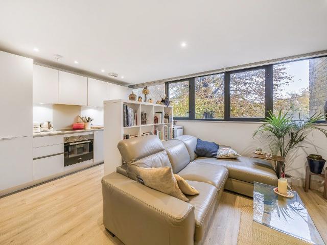 Chiswick High Road, London W4, 2 bed flat to rent, £2,700 pcm | PrimeLocation
