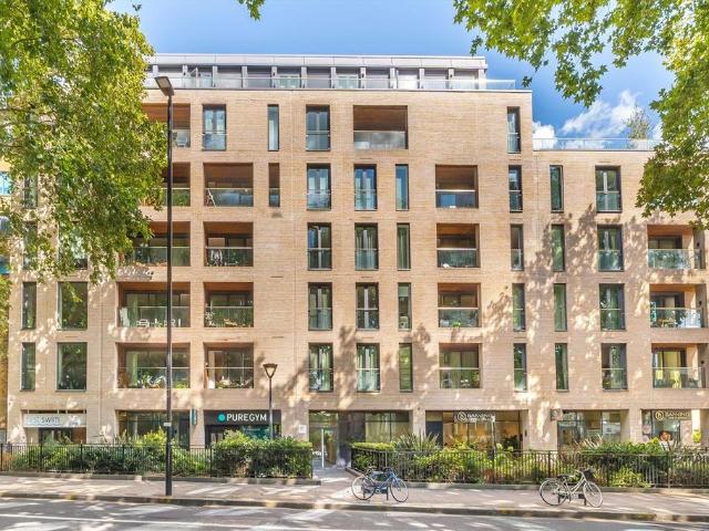 Chiswick High Road, London W4 3 bed flat to rent £6,000 pcm £1,385 pw