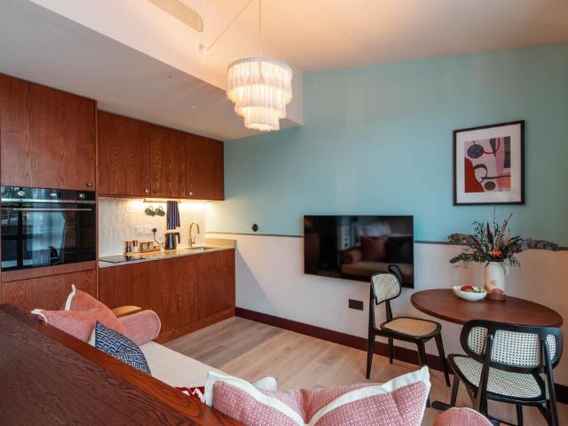 Chiswick Studio Windmill Road 1 bed apartment to rent £3,600 pcm £831 pw