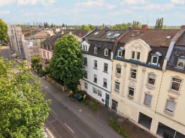 Chramante Altbauwohnung modernisiert, mit Einbauküche und Balkon