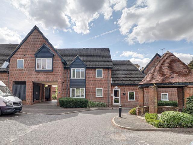 Christchurch Close, St Albans AL3, Studio to rent, £1,100 pcm | PrimeLocation
