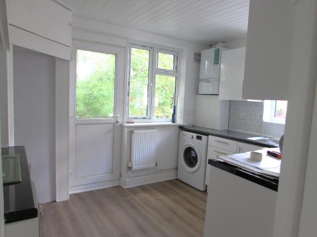 Christchurch Avenue, Harrow. 2 bed flat to rent £1,650 pcm £381 pw