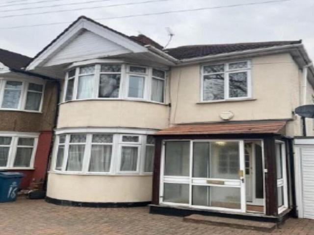 Christchurch Avenue, Harrow HA3 3 bed semi detached house to rent £2,650 pcm £612 pw