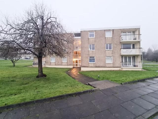 Christchurch Place, Glasgow, G75 2 bed flat to rent £800 pcm £185 pw