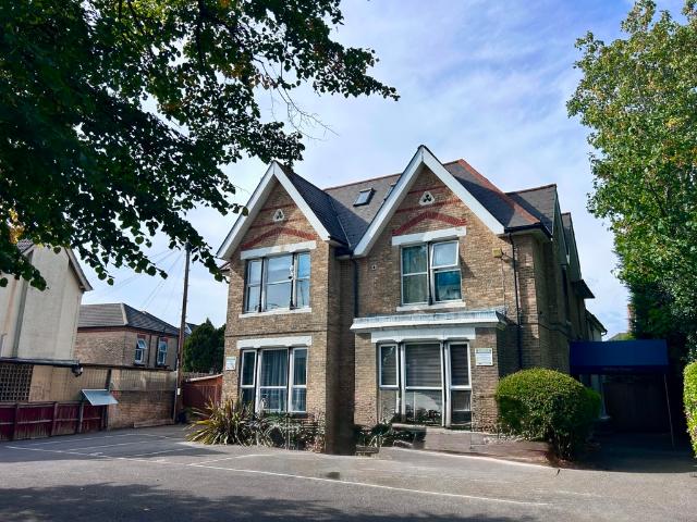 Christchurch Road, two bed furnished flat available now!