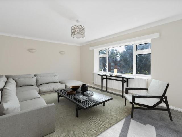 Christchurch Road, Virginia Water, GU25 2 bed flat to rent £1,675 pcm £387 pw