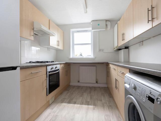 Christchurch Road, Cheltenham GL50, 2 bed flat to rent, £1,200 pcm | PrimeLocation