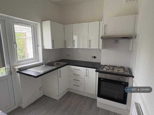 Christchurch Road, London, SW2 3 bed flat to rent £3,100 pcm £715 pw