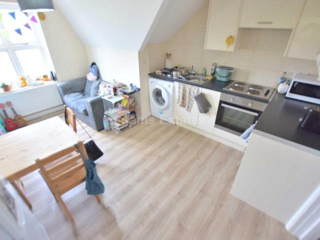 Christchurch Road, Reading, Berkshire. 2 bed flat to rent £1,300 pcm £300 pw