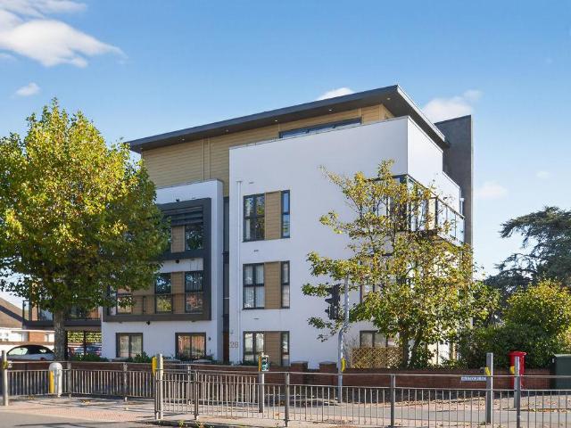 CHRISTCHURCH TOWN CENTRE 2 bed flat to rent £1,295 pcm £299 pw
