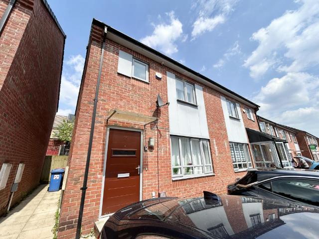 Christie Lane, Salford, M7 3 bed semi detached house to rent £1,500 pcm £346 pw