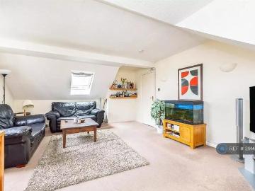 Christopher Court, Sutton, SM1 2 bed penthouse to rent £1,850 pcm £427 pw