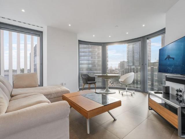 Chronicle Tower, City Road, London, EC1V 2 bed apartment to rent £3,900 pcm £900 pw
