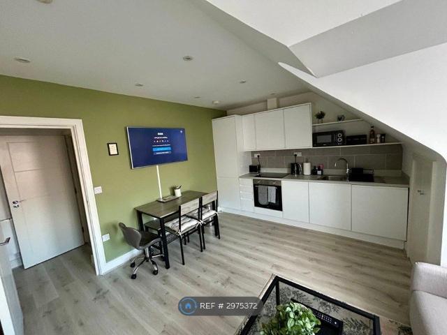 Churchward House, Chertsey KT16, 1 bed flat to rent, £1,200 pcm | PrimeLocation