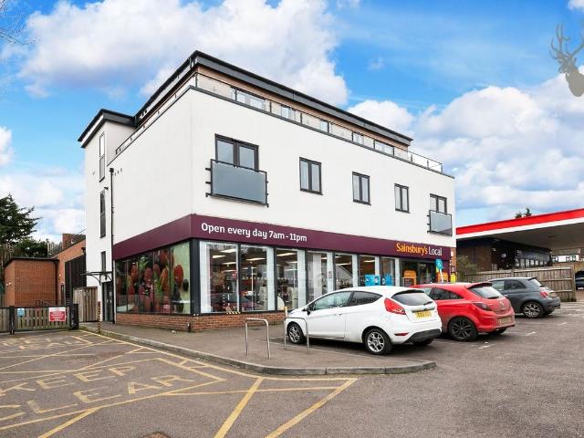 Church Hill, Loughton IG10, 2 bed flat to rent, £2,100 pcm | PrimeLocation