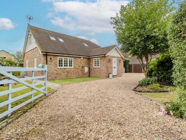 Church Lane, Challock, Ashford, TN25 4 bed bungalow to rent £2,200 pcm £508 pw