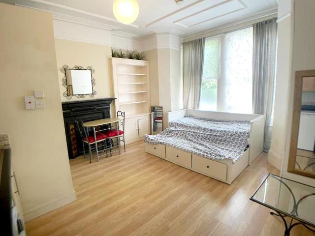 Church Lane, Crouch End, N8 Studio to rent £1,127 pcm £260 pw