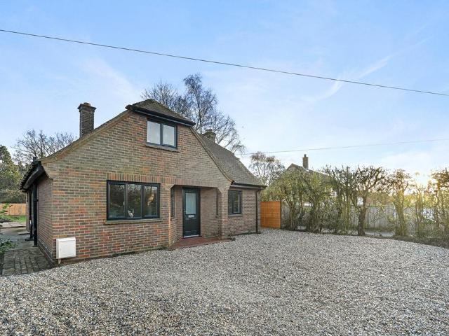 Church Lane, Sarratt, Rickmansworth. 4 bed bungalow to rent £2,850 pcm £658 pw
