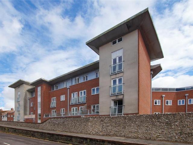Church Square, Chichester, West. 2 bed apartment to rent £1,375 pcm £317 pw