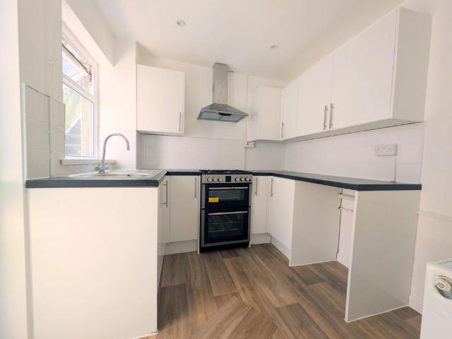 Church Street, Mountain Ash, CF45 3 bed terraced house to rent £850 pcm £196 pw