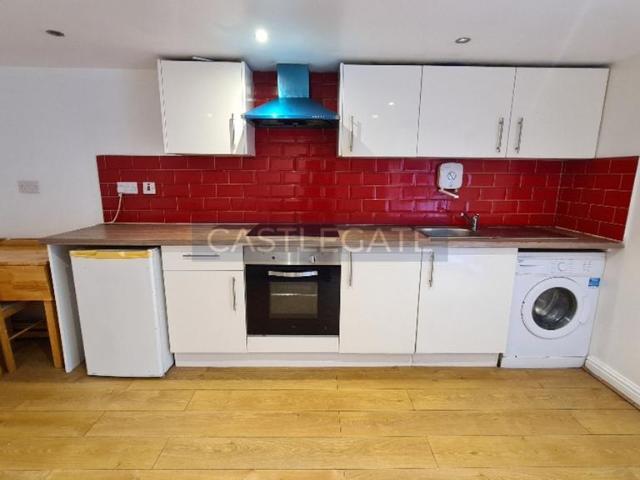Church Street, Crosland Moor. Studio to rent £400 pcm £92 pw
