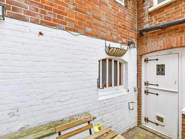 Church Street Dorking RH4 2 bed terraced house to rent £1,650 pcm £381 pw