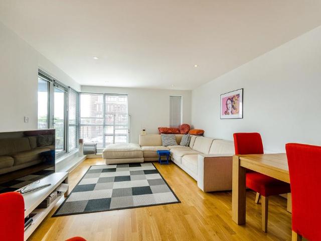 Church Street East, Woking, GU21 2 bed flat to rent £1,950 pcm £450 pw