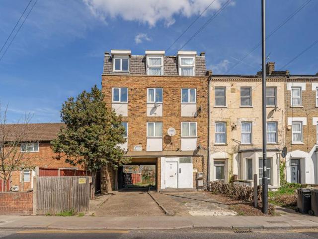 Church Street, Edmonton, London N9 2 bed flat to rent £1,750 pcm £404 pw