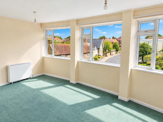 Church Street, Littlehampton, BN17 3 bed flat to rent £1,400 pcm £323 pw