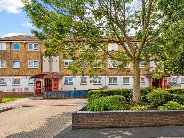 Church Street, London E16 2 bed flat to rent £1,900 pcm £438 pw