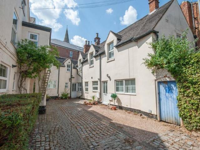Church Street, Rugby, CV21 1 bed mews to rent £750 pcm £173 pw