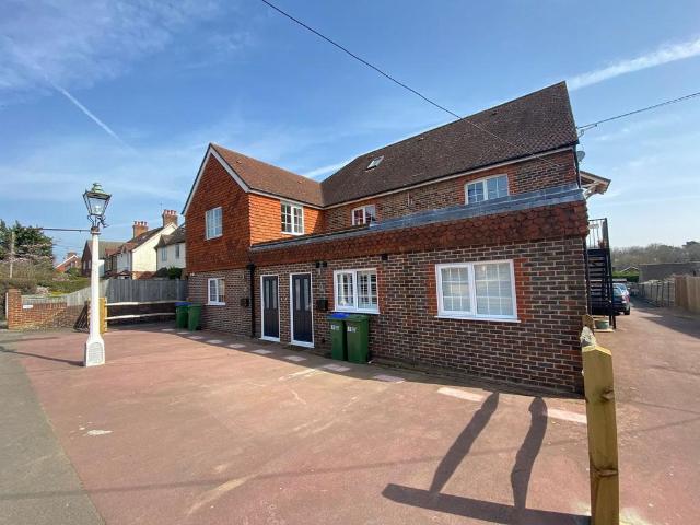 Church Street, Rudgwick, RH12 2 bed flat to rent £1,200 pcm £277 pw