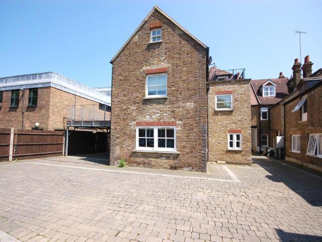 Church Street, Rickmansworth WD3 1 bed flat to rent £1,290 pcm £298 pw