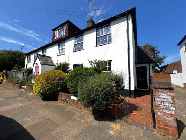 Church Street, Staines TW18 2 bed terraced house to rent £2,000 pcm £462 pw