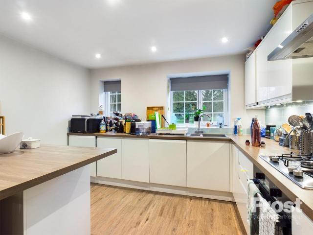 Church Street, Staines Upon Thames. 3 bed house to rent £1,900 pcm £438 pw