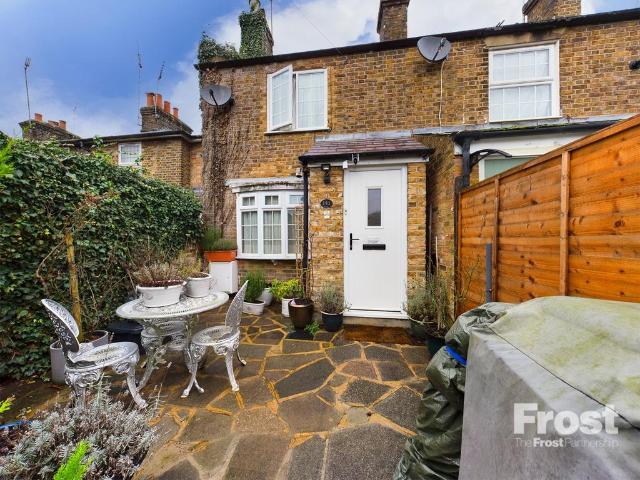 Church Street, Staines Upon Thames. 3 bed house to rent £1,900 pcm £438 pw