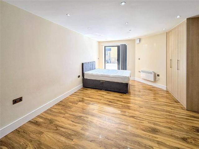 Church Street, Slough, Berkshire, SL1 1 bed apartment to rent £1,050 pcm £242 pw