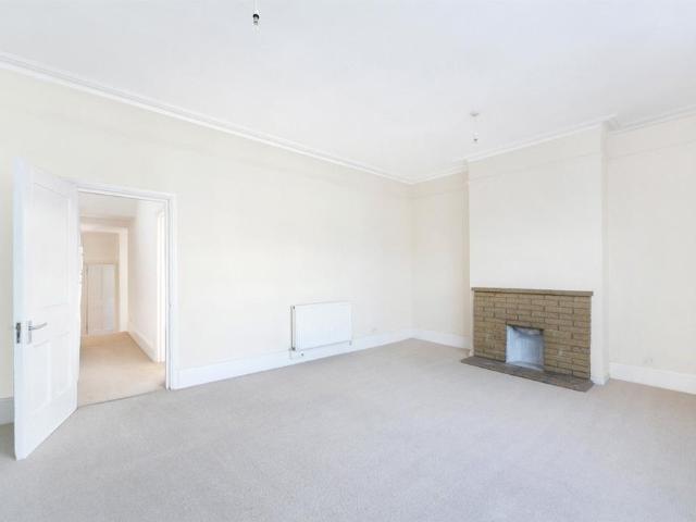 Church Street, Weybridge, KT13 3 bed flat to rent £1,800 pcm £415 pw