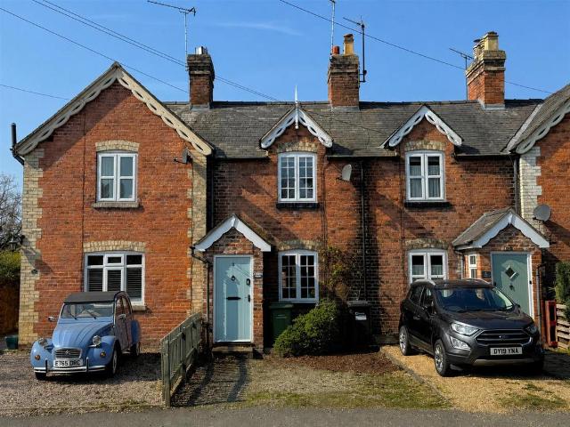 Church Street, Whittington. 2 bed house to rent £850 pcm £196 pw