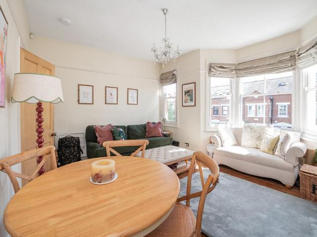 Church Path, Chiswick, W4 2 bed apartment to rent £2,700 pcm £623 pw