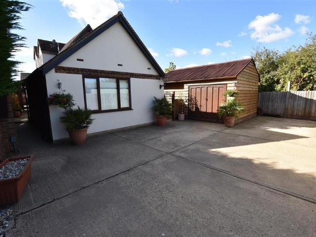 Church Parade, Canvey Island SS8 1 bed semi detached bungalow to rent £850 pcm £196 pw