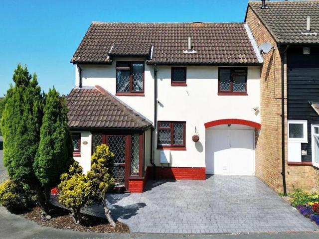 Church Park Road, Basildon, SS13 3 bed house to rent £2,000 pcm £462 pw