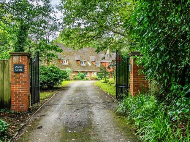Church Road, Woking GU21 8 bed detached house to rent £12,000 pcm £2,769 pw